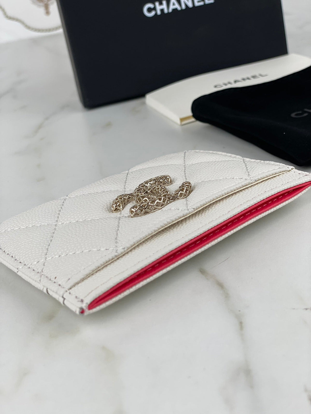 CHANEL CARD HOLDER 19.5 WHITE GRAINED CALFSKIN GOLD ICON