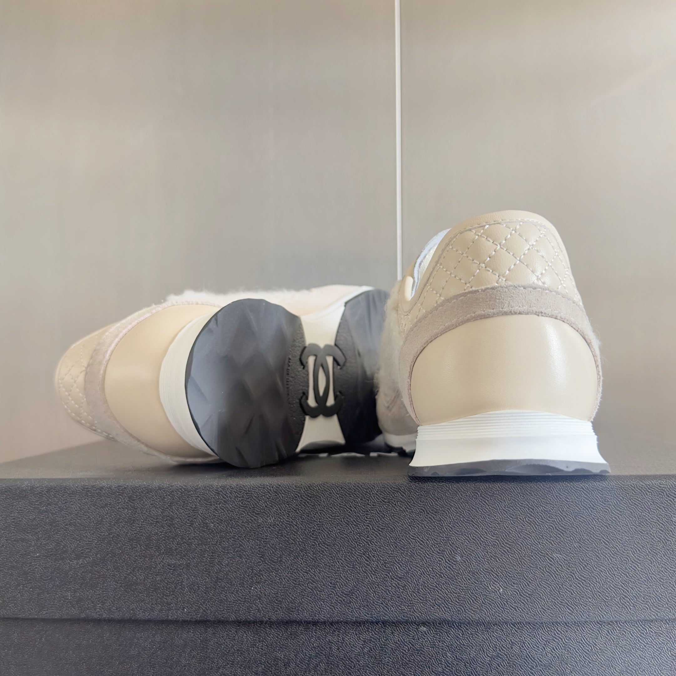 CHANEL 25S SNEAKERS 20MM IN WHITE CALFSKIN AND SUEDE
