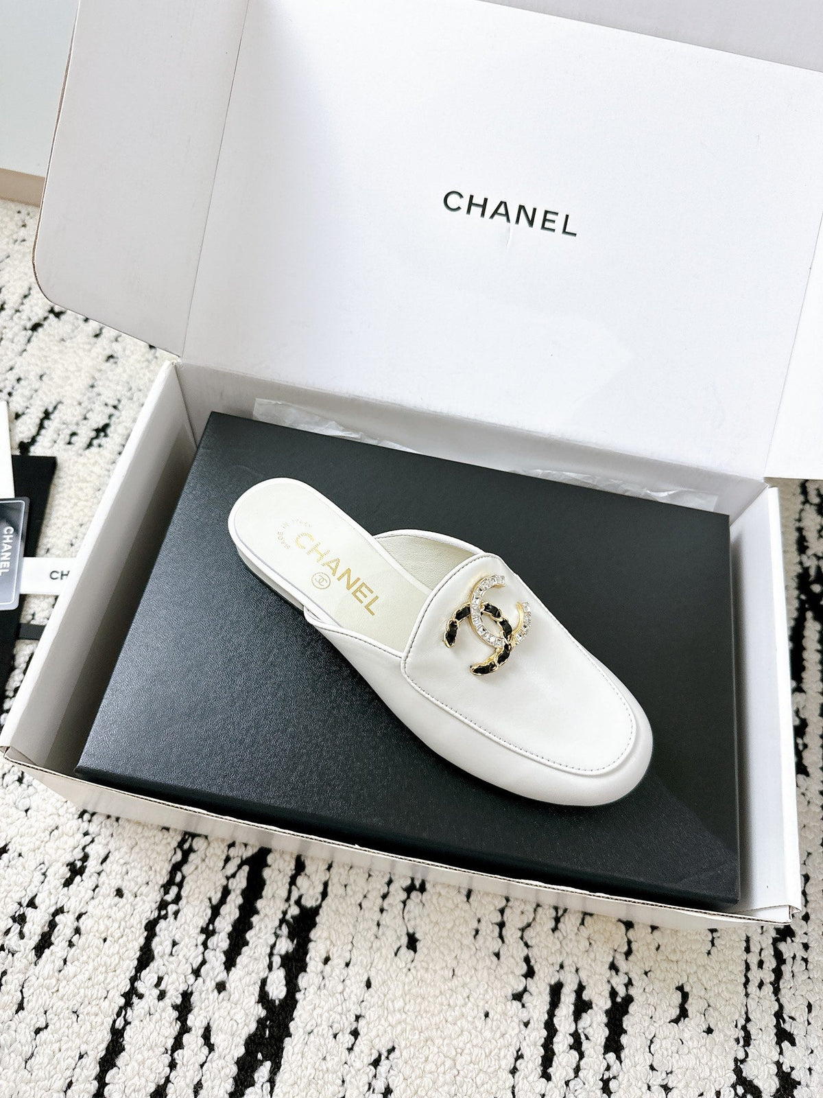 CHANEL FLAT MULE IN WHITE CALFSKIN HARDWARE WITH ROCK MIX CHAIN