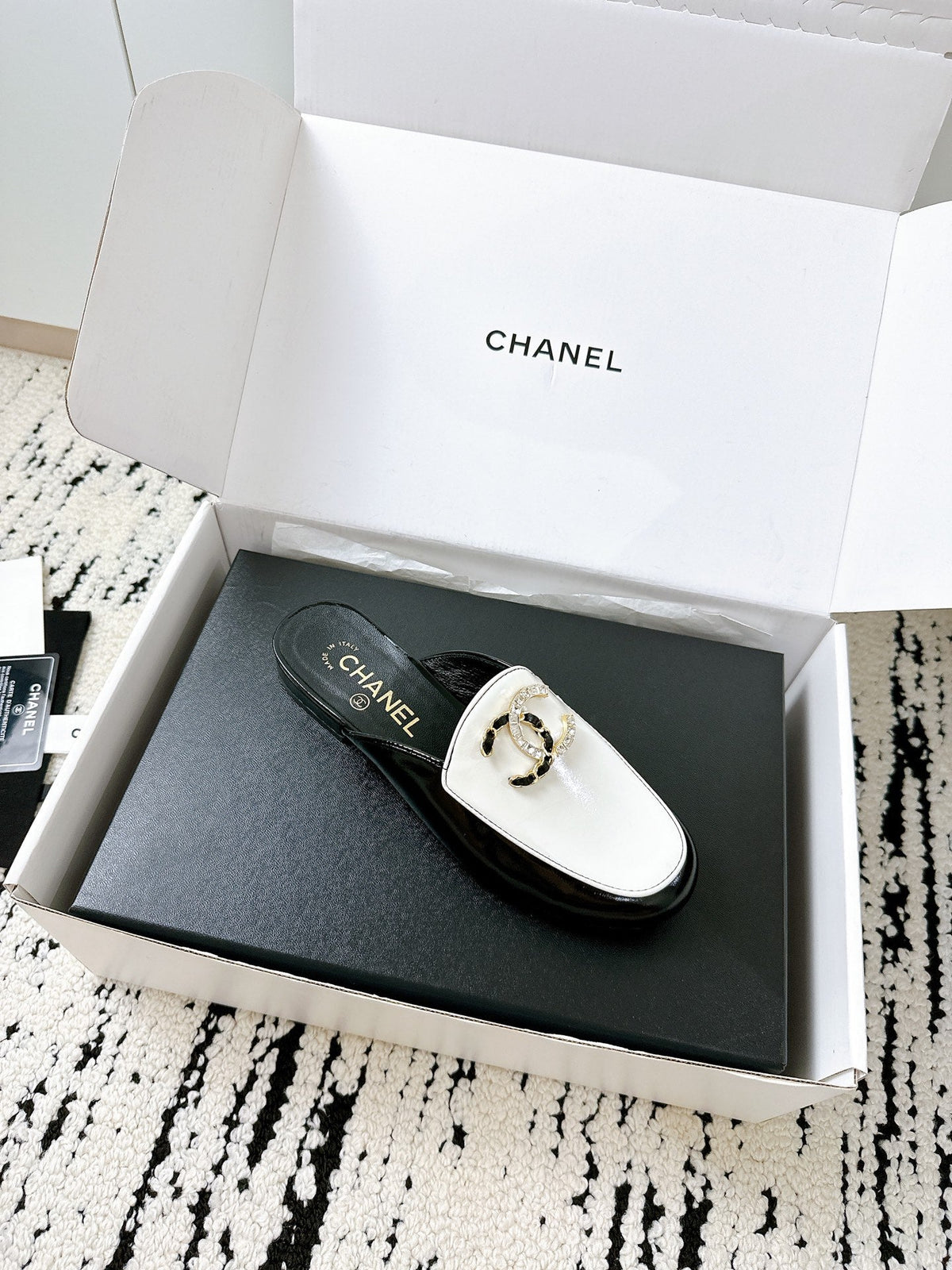 CHANEL FLAT MULE IN WHITE AND BLACK CALFSKIN HARDWARE WITH ROCK MIX CHAIN