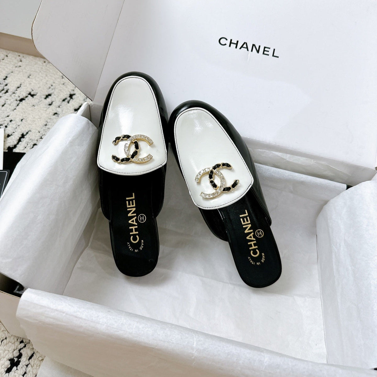 CHANEL FLAT MULE IN WHITE AND BLACK CALFSKIN HARDWARE WITH ROCK MIX CHAIN