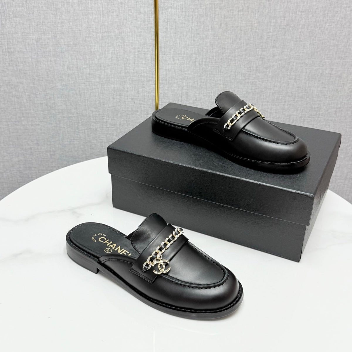 CHANEL FLAT MULE 25S IN BLACK CALFSKIN STYLE 2