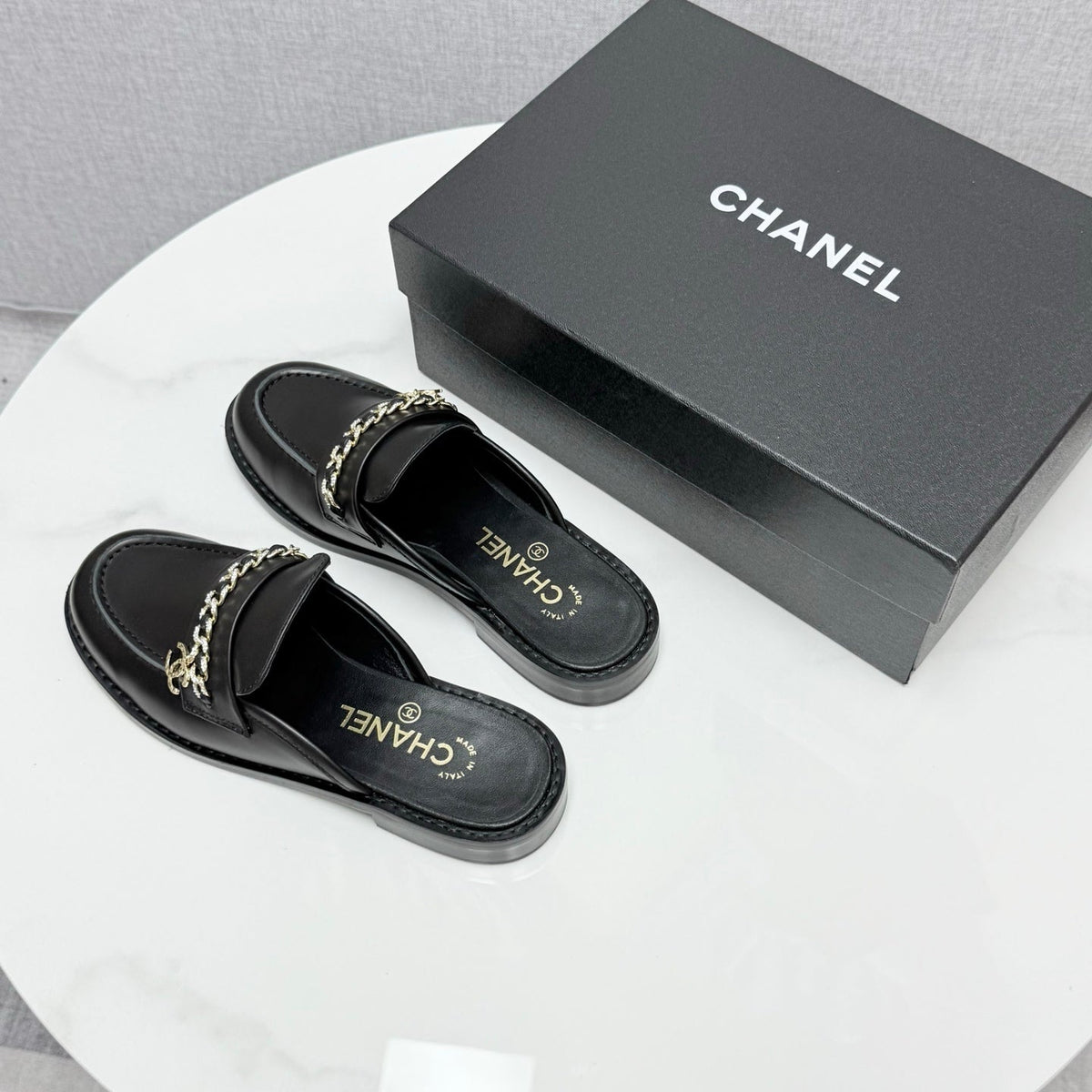 CHANEL FLAT MULE 25S IN BLACK CALFSKIN STYLE 2