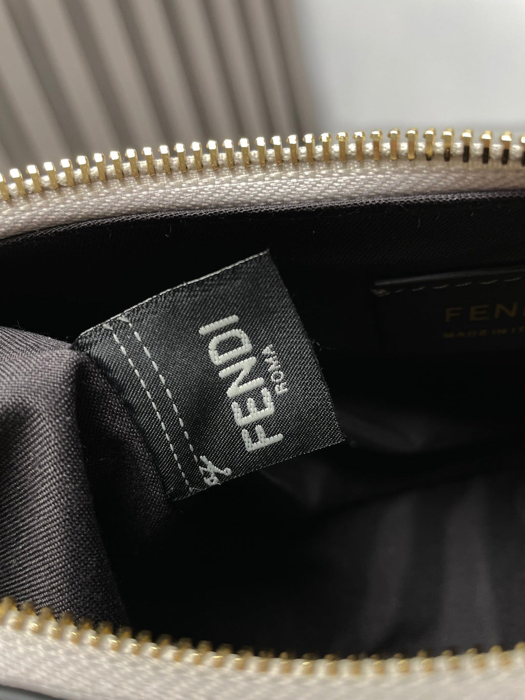 FENDIGRAPHY MEDIUM 29 IN SILVER METALLIC SMOOTH LAMBSKIN GOLD HARDWARE