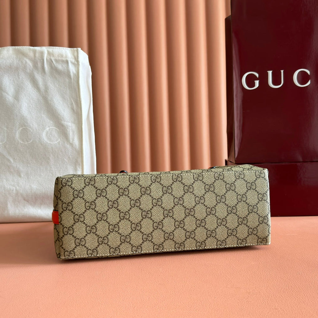 GUCCI 25S EMBLEM MEDIUM BAG 30 IN BEIGE AND BLACK CALFSKIN