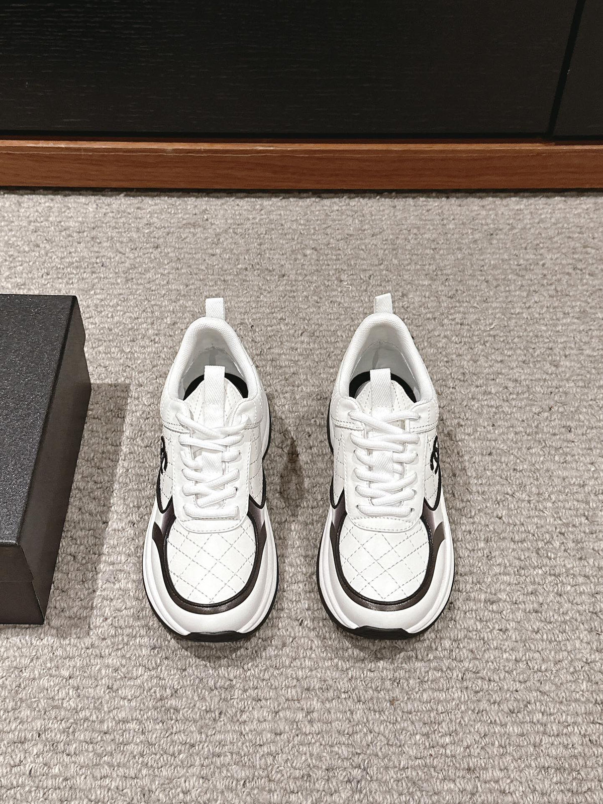 CHANEL CLASSIC SNEAKER IN WHITE MIX BLACK LAMBSKIN